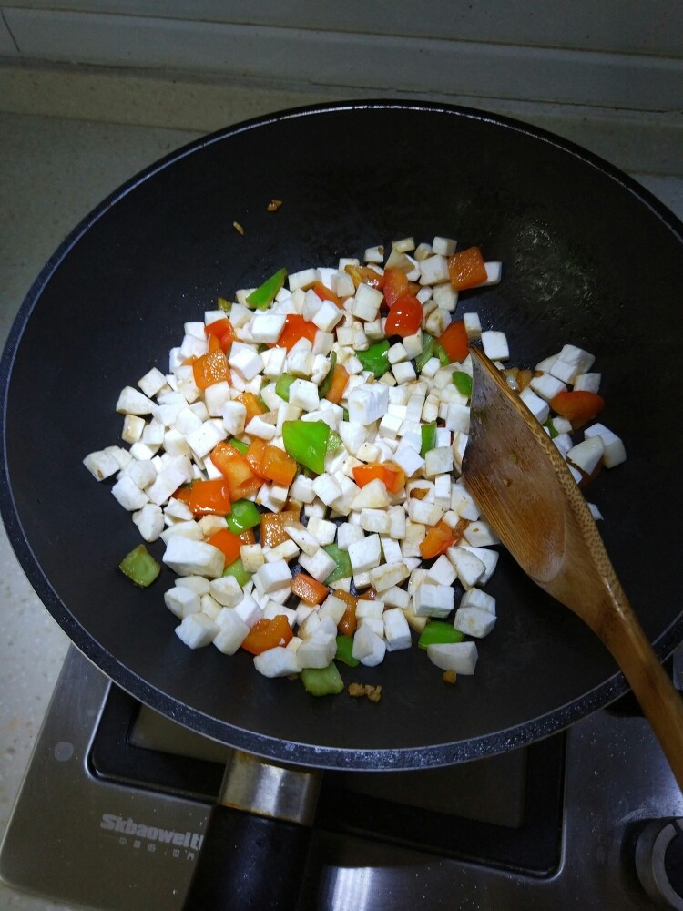 牛肉炒杏鲍菇,再加入杏鲍菇煸炒，加入适量盐