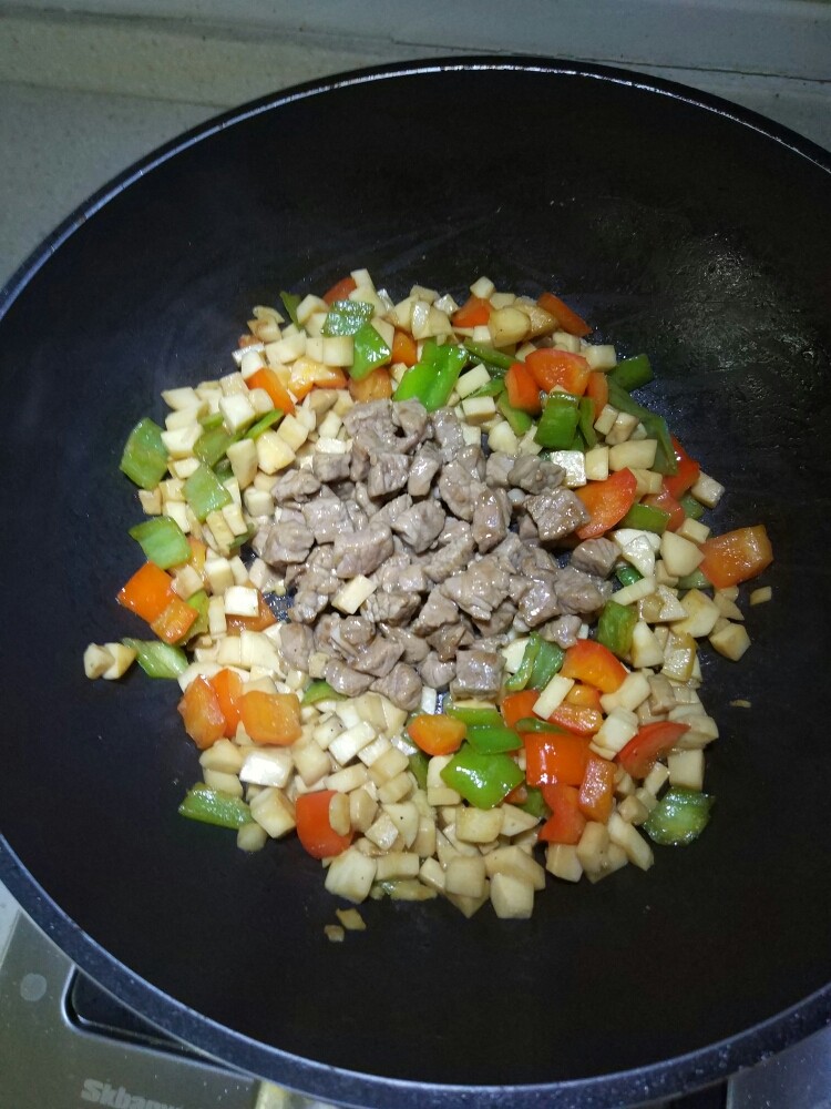牛肉炒杏鲍菇,炒的差不多时再加入牛肉一起大火翻炒,如果此时干锅可少加一点点水。