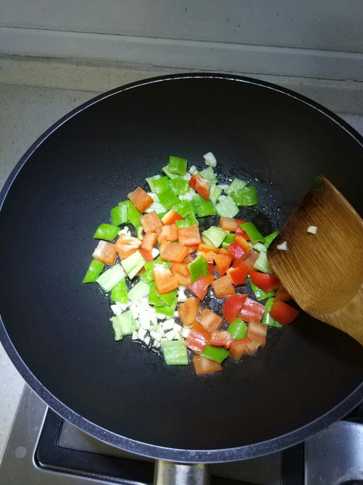 牛肉炒杏鲍菇,然后放入红椒和青椒,加入<a style='color:red;display:inline-block;' href='/shicai/ 12043'>花椒粉</a>,煸炒片刻