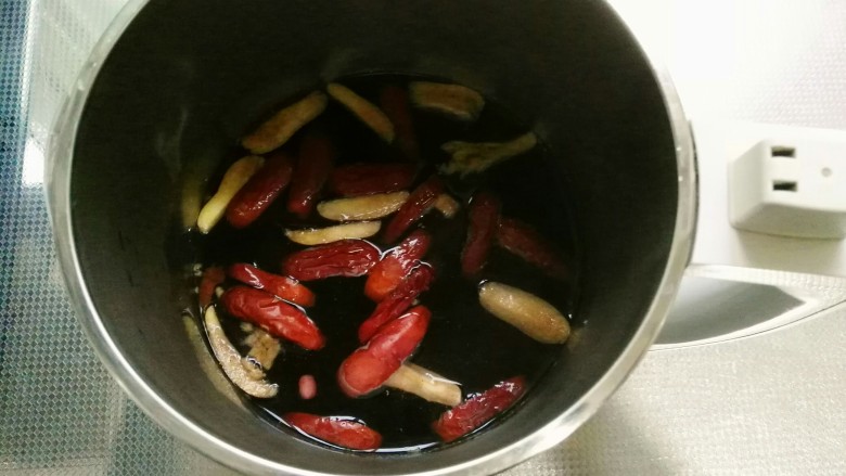 杂粮豆沙包,加1300ml清水,接通电源,选择五谷键磨紫米糊
