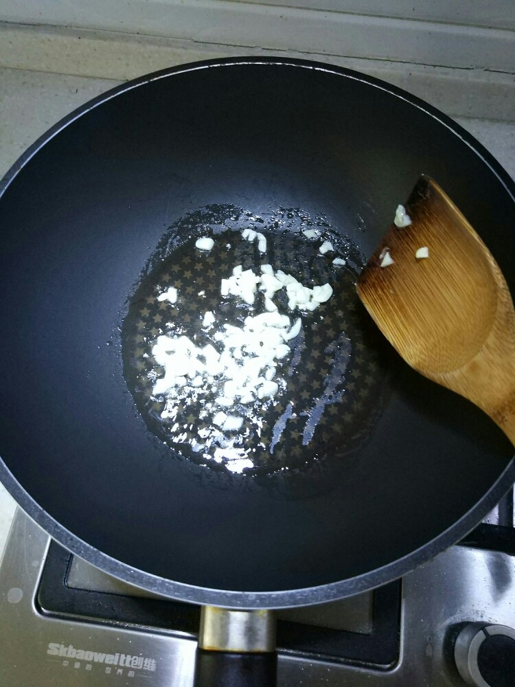 牛肉炒杏鲍菇,另起锅,油烧热放蒜煸香