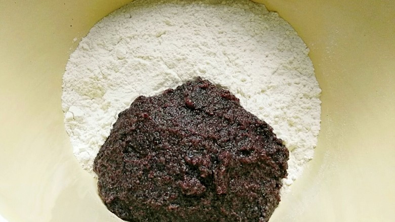 杂粮豆沙包,料理盆加入<a style='color:red;display:inline-block;' href='/shicai/ 519'>面粉</a>,放入米糊渣