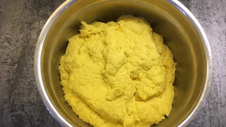 南瓜荷叶饼,面团发酵至两倍大小即可,夏天天气热,发酵时间短。