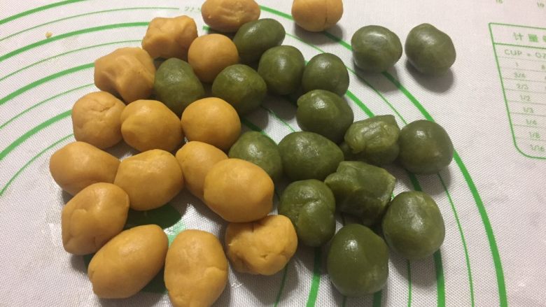 双色桃山皮月饼,桃山皮两种分好小剂子,每个颜色16个,单个10克。