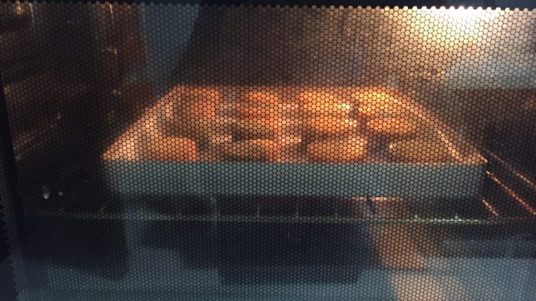 双色桃山皮月饼,送入提前预热好的烤箱,上下火155度18分钟左右。