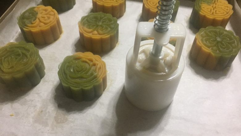 双色桃山皮月饼,月饼模具倒扣,按压模具的手柄,不要太用力。