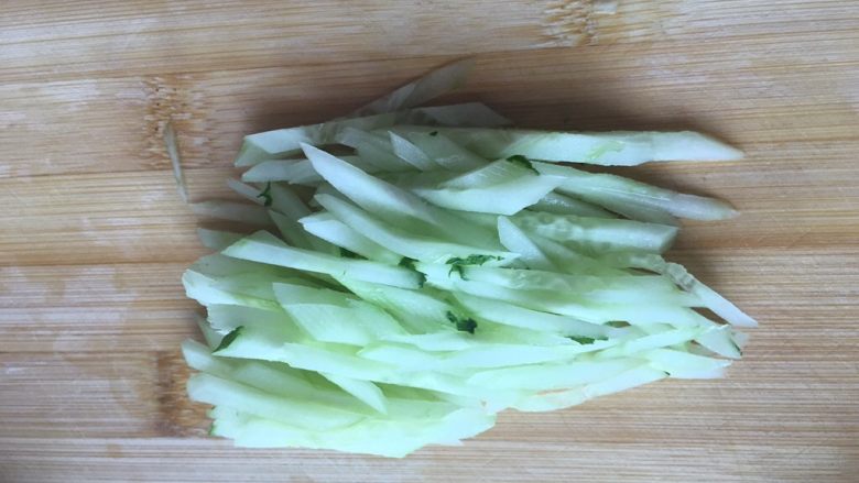 清凉一夏越春卷,黄瓜切丝,可以不用切太细