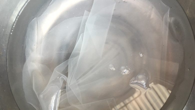 清凉一夏越春卷,春卷皮泡在水中40秒或一分钟即可,成透明即可