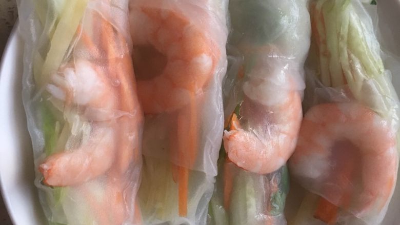 清凉一夏越春卷,卷好盛盘,我也是第一次做也不是很熟练,参照的小伙伴见谅