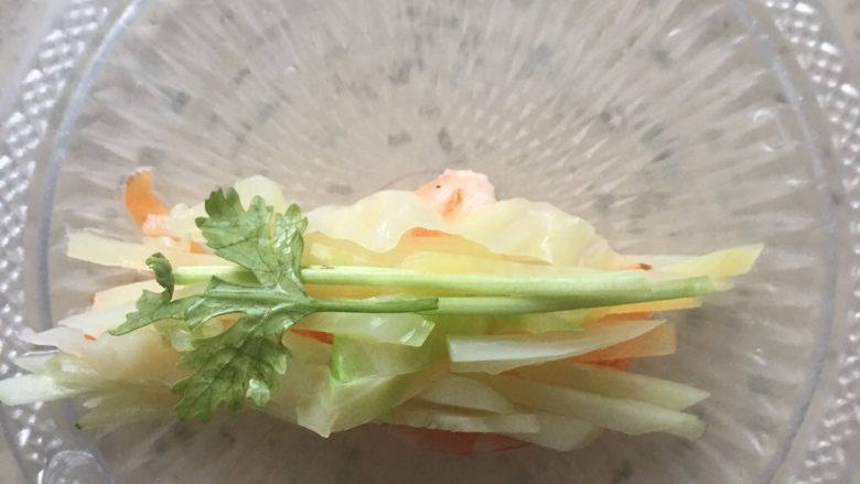 清凉一夏越春卷,依次放入大虾,胡萝卜丝,土豆丝,黄瓜丝,圆白菜丝,香菜即可