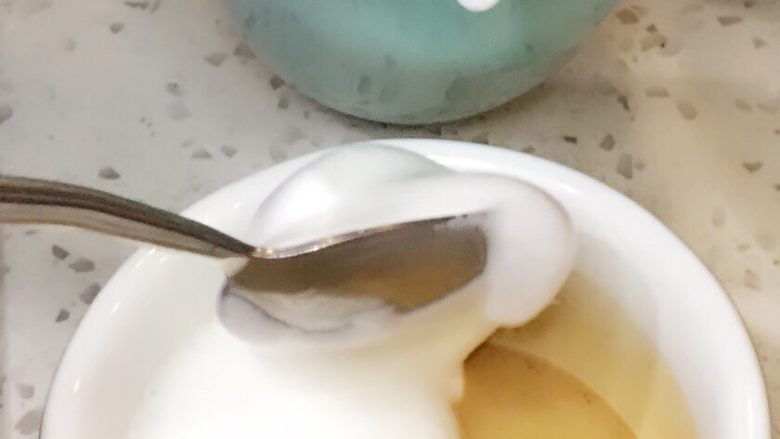 焦糖玛奇朵,把刚刚打发的奶泡沿杯壁放入杯中,盖住咖啡。