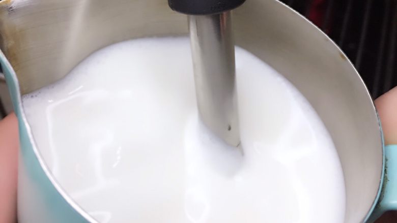 焦糖玛奇朵,用意式咖啡机(商用,家用,全自动,半自动全部可以)打奶泡,一定要打得绵密,奶泡要很厚,越厚越好。打完后静置让它分层。
