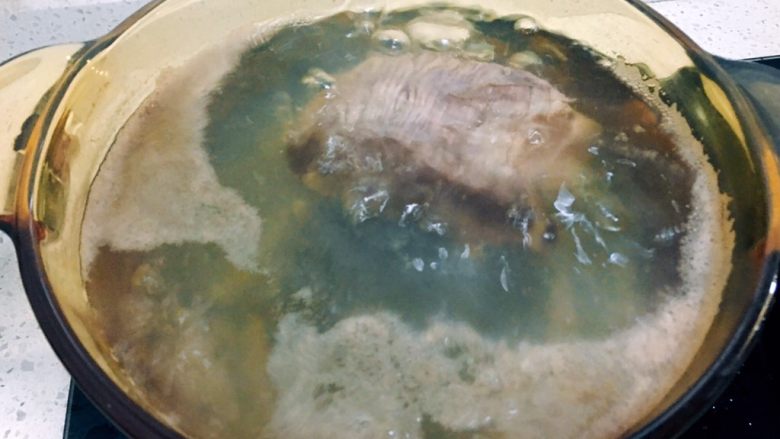 #食二星座#夏日里的一道牛肉片
,烧开的水上面浮出的一层用汤勺舀出倒掉,一直烧至不再有这层膜就可以了