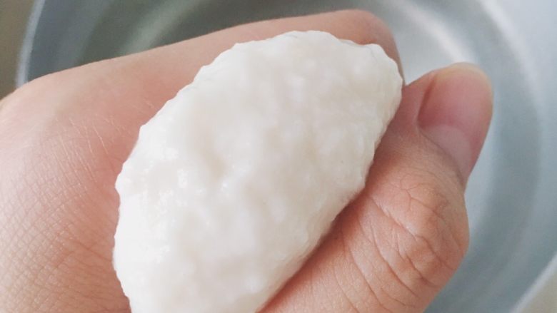 自制鲢鱼丸子,手握鱼泥 从虎口挤出 用勺子kuai到锅里