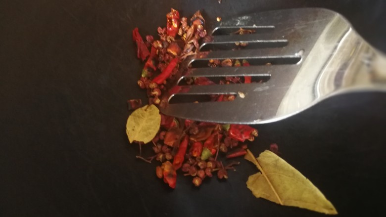 青皮口水毛豆,锅开火不放油小火将材料倒入翻炒,直到闻到呛鼻的辣味出来。当然,如果你喜欢有油的,可以油炒了放水。