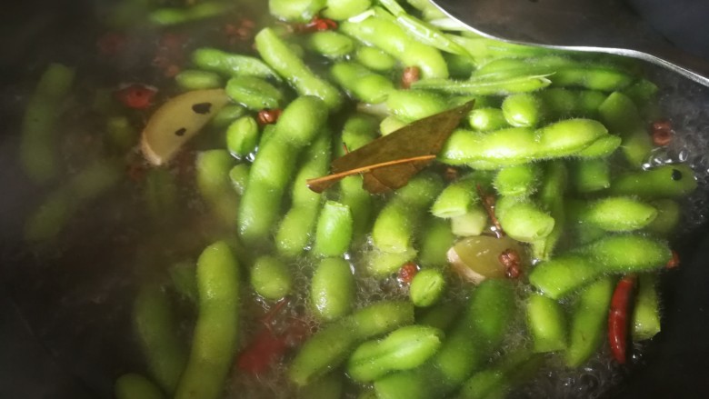 青皮口水毛豆,煮开后三分钟离火。这时味道就很好了,可以吃了。