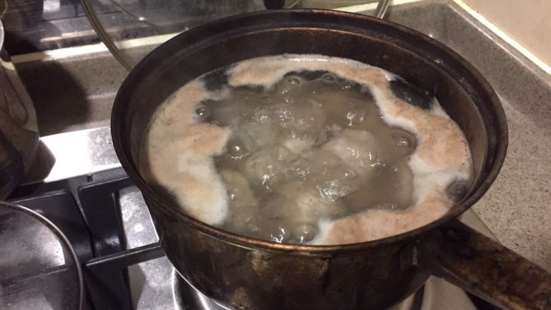 #食二星座#牛尾萝卜汤,煮开后,中火煮10分钟。会看到浮沫煮出来。