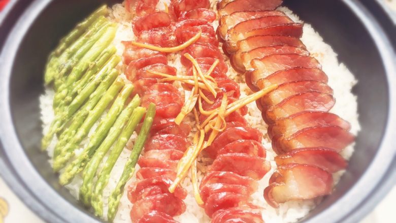 广式煲仔饭,5分钟后,关火,焖10分钟。揭盖,将调好的料倒入锅内。