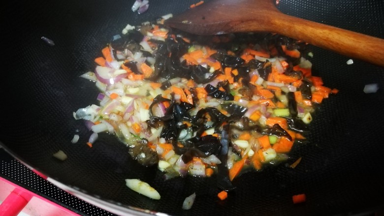 塑身益智三文鱼紫菜饭卷,锅中热油,将洋葱丁爆香,加入胡萝卜丁、黑木耳、葫芦、盐翻炒,加少许水翻炒,加入豆芽和压碎的三文鱼翻。