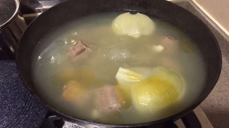 #食二星座#牛尾萝卜汤,炖半小时左右汤就开始越来越白啦!炖一个半小时,汤就是如图这个颜色啦!