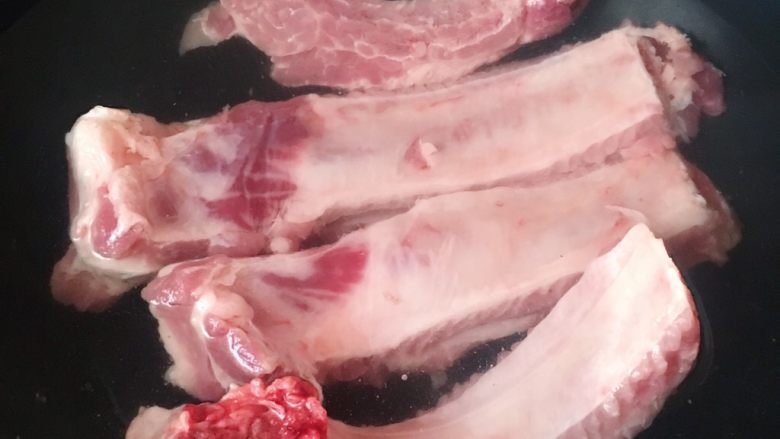 芝士排骨,食材处理:肋排对半切开 焯水后沥干水分