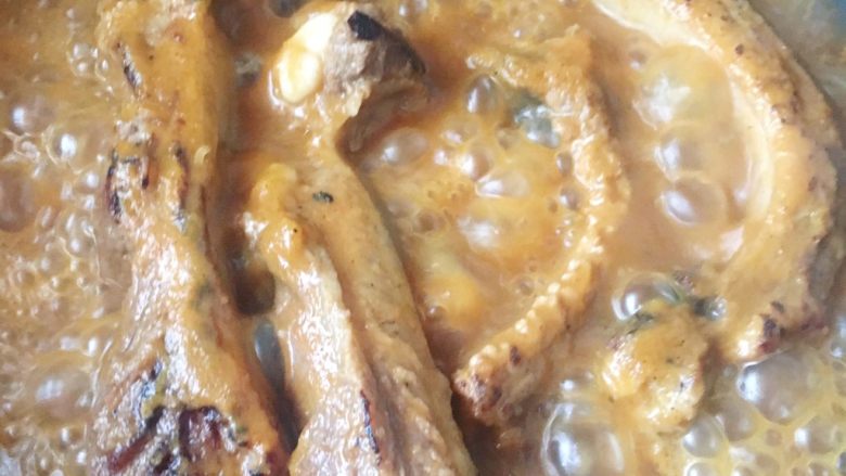 芝士排骨,加入没过食材的清水 大火烧开转中火至汤汁烧干(如果之前的酱汁还有剩余可倒入一起炖)