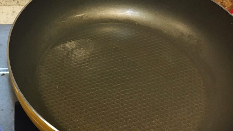 咕咾肉(少油无油炸版),起油锅。。。平底锅不粘锅,你值得拥有。。。