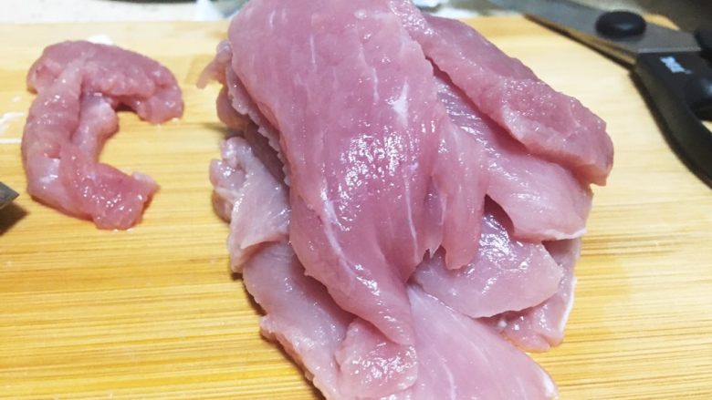 咕咾肉(少油无油炸版),然后把它切片,尽量薄点更入味。。。我切的还是厚了点。。。毕竟我是一个喜欢厚切的人。。。
