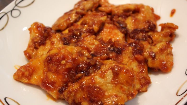 咕咾肉(少油无油炸版),出来就可以装盘啦!淀粉和鸡蛋的加入让肉更嫩一些。生姜和料酒去腥也很棒。