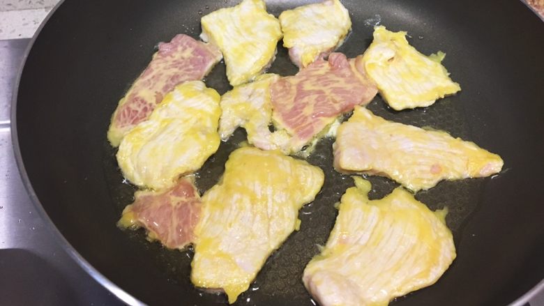 咕咾肉(少油无油炸版),煎完这面翻一面。。。