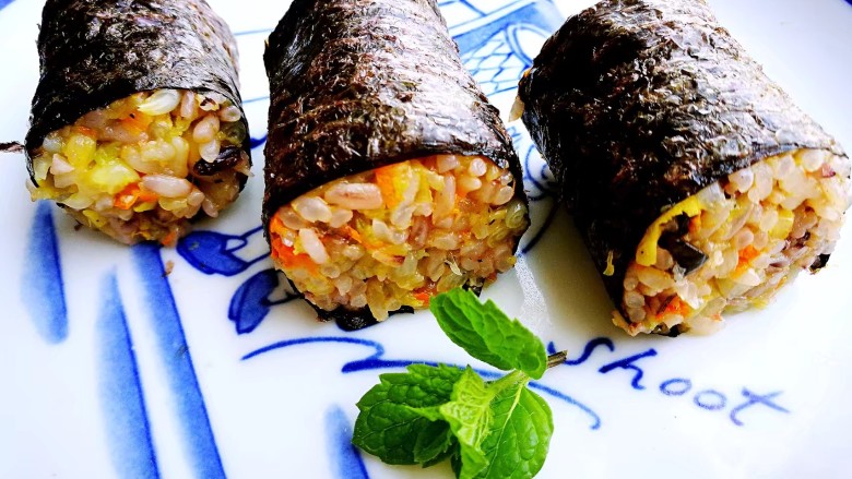 塑身益智三文鱼紫菜饭卷,待杂蔬三文鱼饭凉下来,将杂蔬三文鱼米饭平铺在海苔一端,用手压实,卷起,切段。
小贴士~炒饭放凉后再卷,切之前将刀用火烤一烤,就更容易切段。