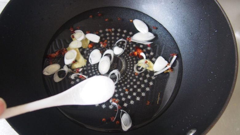 白灼竹节虾,再加入适量盐,烧开