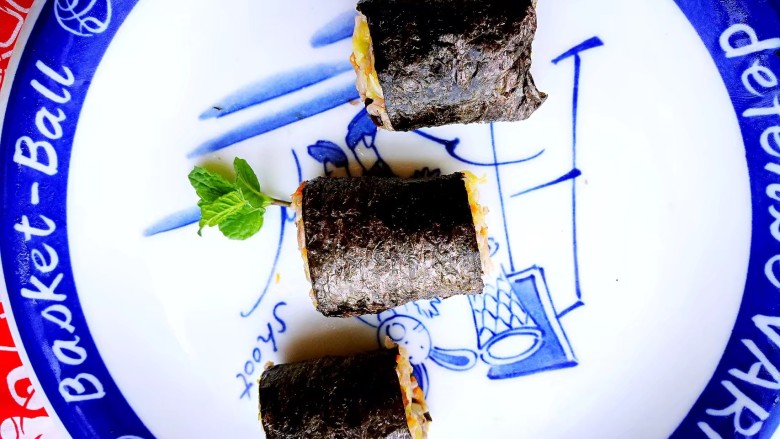 塑身益智三文鱼紫菜饭卷,装入乐扣盒,给去学习的孩子,去上班的爱人,或是一起去登山的盆友带上,中午搭配一杯柠檬水或奶茶,美美哒。