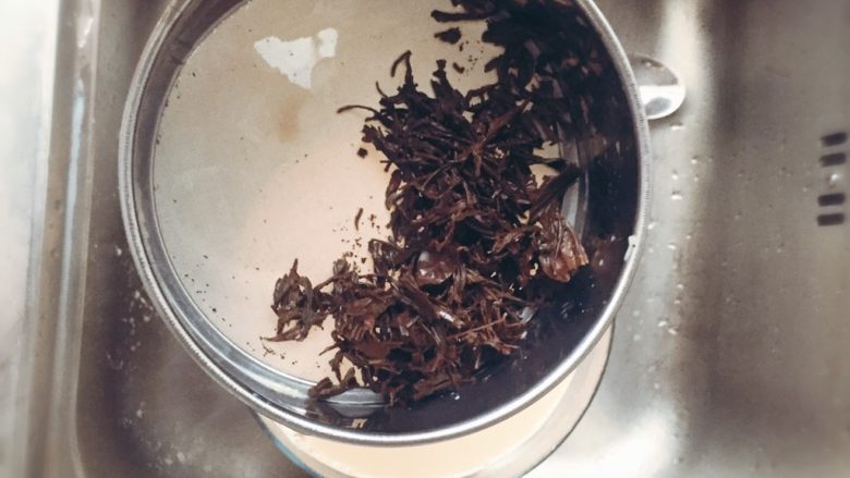 港式奶茶,把茶叶过滤过后，清洗好篦子