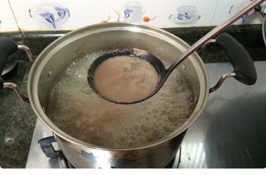 橄榄瘦肉汤,煲几分钟瘦肉的血水浮沫就飘上来了,撇去浮沫!化学老师说这血水不撇去,汤喝了容易疲劳,不健康,我听老师的!