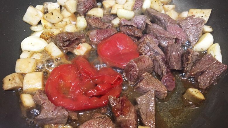 #食二星座#+黑椒杏鲍菇牛肉粒,我们把牛肉也放进去煎,外表都熟了点了,扔番茄进去。番茄的出汁能让下部有水分,不会那么干干的。