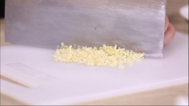 鲜菇虫草花,再斩碎成末,最后煸炒的时候能够更均匀更香。