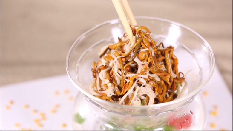 鲜菇虫草花,装盘,这颜色是不是很有食欲,夏季清凉的感觉就出来了。