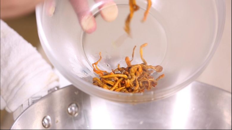 鲜菇虫草花,烫熟捞出放入盛器中备用,虫草花的营养价值很高,再说一下,尽量翻药店买,贵点,但是正宗,同样的价钱会比市场上的好很多。