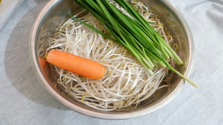 孤独的一人餐 牛肉三丝儿卷单饼,卷菜材料。牛肉没出镜,因为是我的晚饭,只是牛排煎好以后切一点分给她爸。