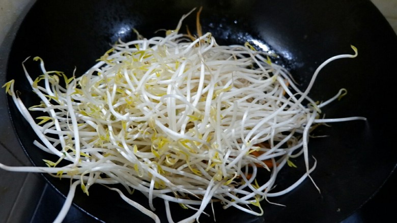 孤独的一人餐 牛肉三丝儿卷单饼,炒软之后放豆芽,豆芽易熟,开大火,看着有点变软就放韭菜进去