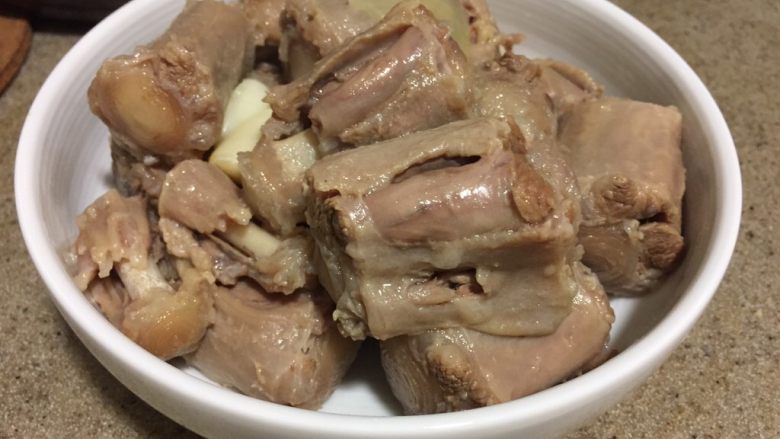 #食二星座#牛尾萝卜汤,炖好以后,捞出来洋葱和蒜扔掉。
不喜欢油脂的宝宝,可以把牛尾和汤分开装容器里,冰箱冷藏一夜。