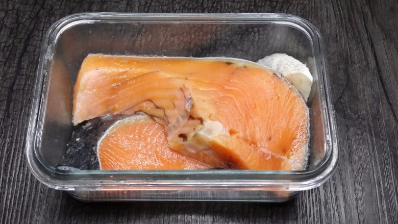 用現煮的米飯也能炒出粒粒分明的櫻花蝦鮭魚,<a style='color:red;display:inline-block;' href='/shicai/ 25696'>鮭魚</a>:一大匙鹽加2大匙米酒 醃20分鐘 ( 不醃也行,但比較不香就是,若未加入米酒請延長醃漬時間,約2-3小時)