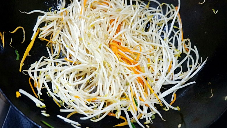 孤独的一人餐 牛肉三丝儿卷单饼,微软状态,五六分熟地样子就放韭菜,不是很软状态再放,不然就不脆不爽口了。韭菜更容易熟,放了之后,放盐一点,酱油一勺,醋一勺,翻几下闻到香味儿了关火出锅淋香油。老了就不好吃了!!
