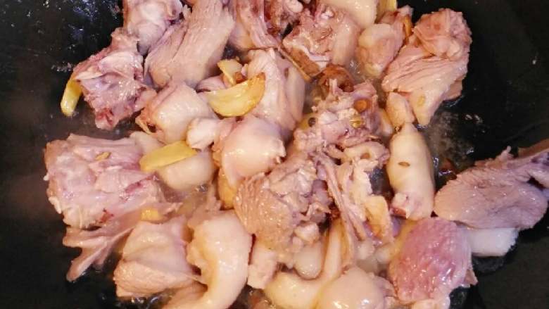 啤酒鸭,接着放入鸭肉翻炒至表面熟了。