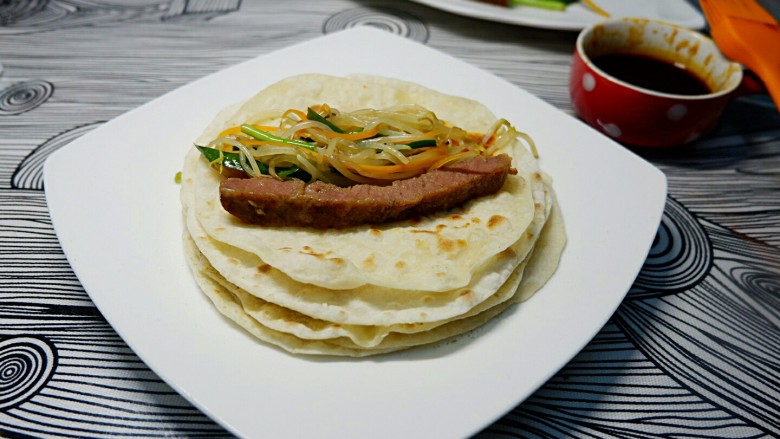 孤独的一人餐 牛肉三丝儿卷单饼,刷酱,卷菜,吃吧