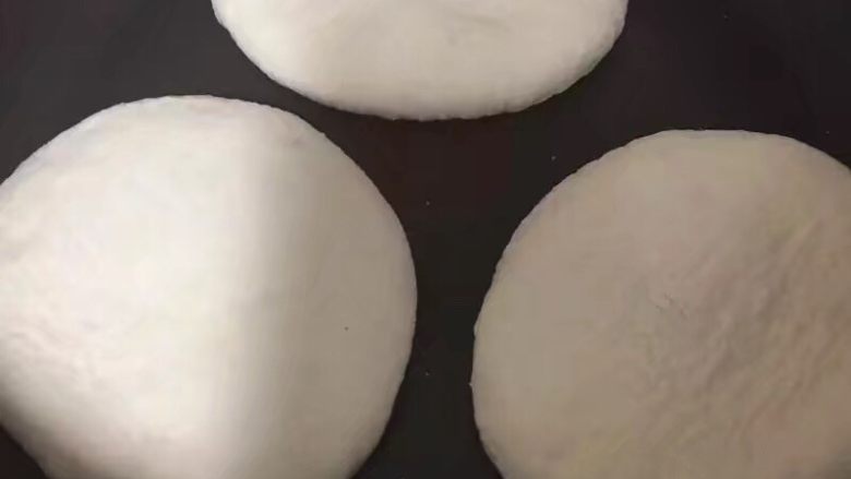肉夹馍,盖上保鲜膜醒十五分钟,平底锅烧热,小火放入面饼