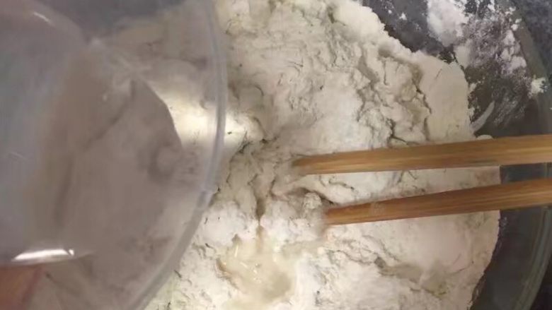 肉夹馍,首先来发面
糖和盐搅拌在面粉中,迅速加入水搅拌成絮,揉成面团