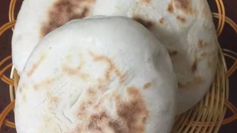肉夹馍,煎三四个来回,勤翻动,差不多就熟了
有一点点煎过了,有孩子的妈妈你们懂得😂,一会要这一会要哪的,做个饭都不消停.