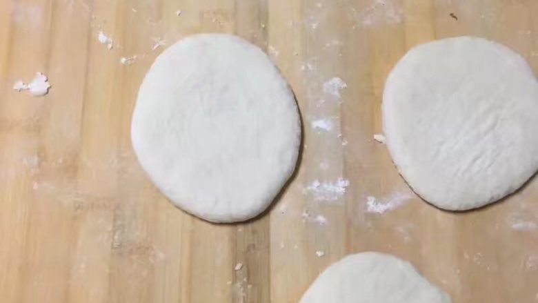 肉夹馍,揪成剂子,然后用手心压扁成饼状就行,薄厚适中一些容易熟